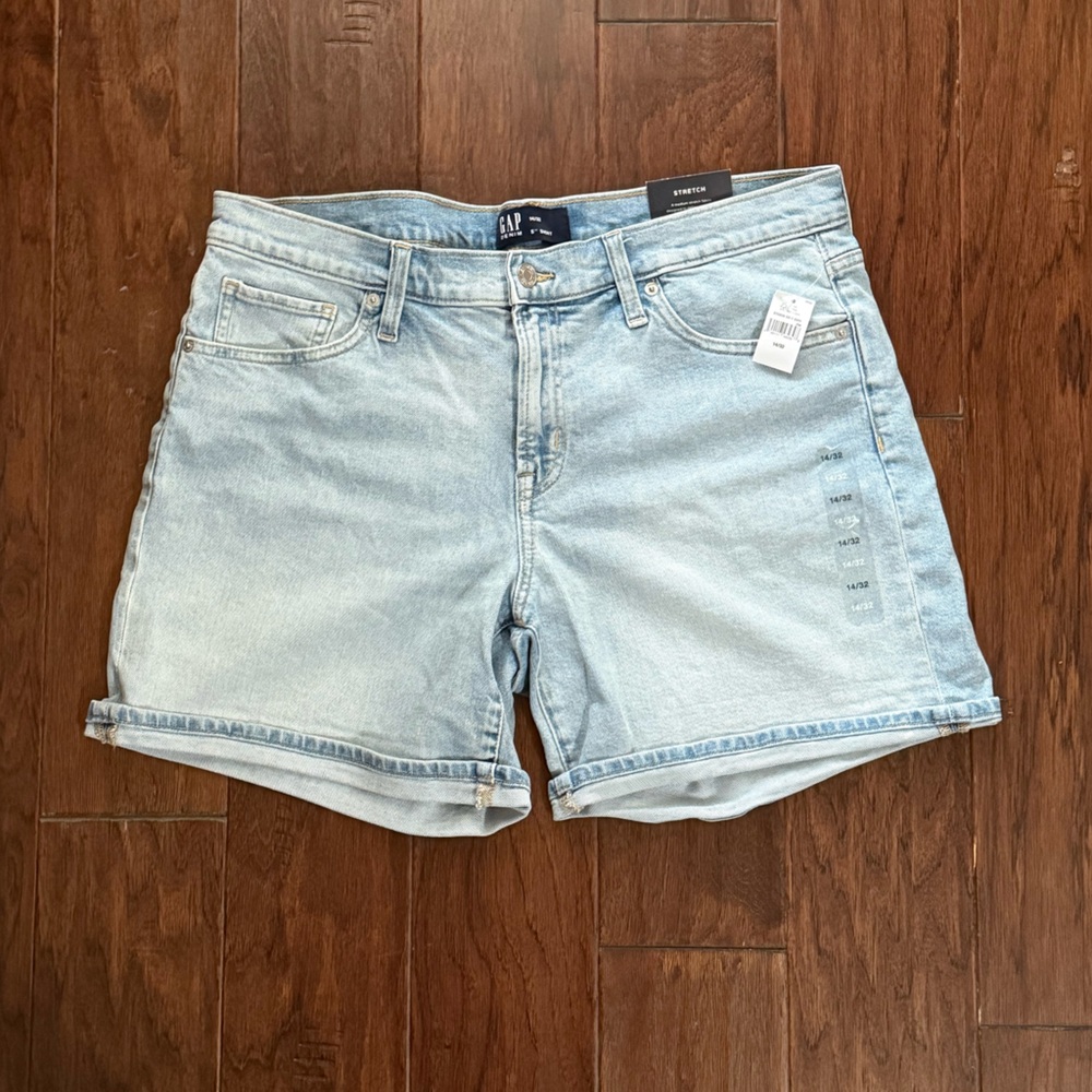 GAP Light Jean Shorts for Women. NWT. Size 14
